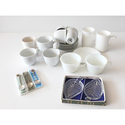 Collection of Coffee Mugs, Glass and Souvenir Spoons, Inducing Pyrex