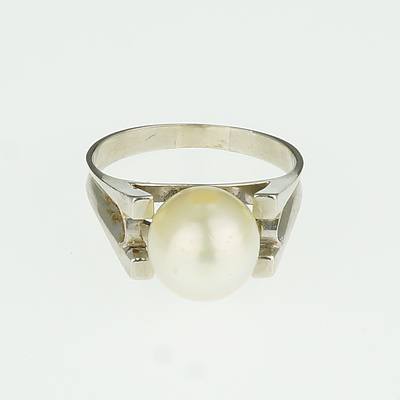 14ct White Gold Ring with Slightly Off Round Creme Coloured Cultured Pearl