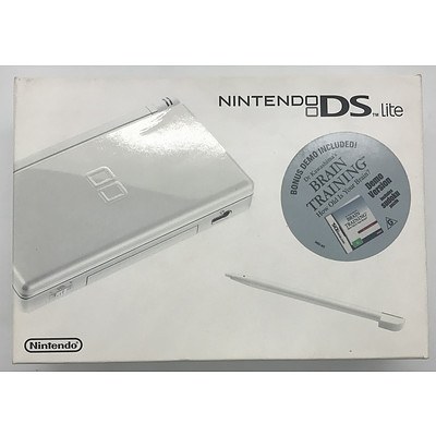 Nintendo DS lite with Bonus Brain training Demo included