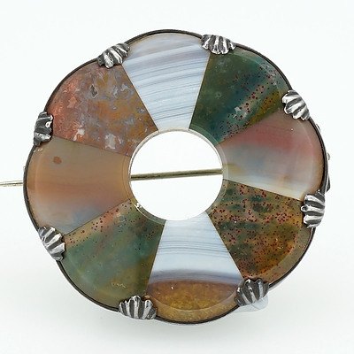 Scottish Brooch with Eight Slices of Chalcedony of Different Colours