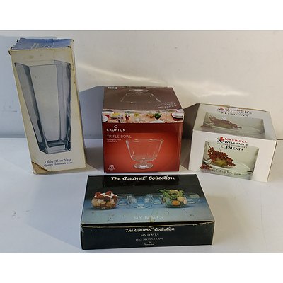 Group of Maxwell Williams, Gijet, Croften and Pasabahce Bowls and Vase