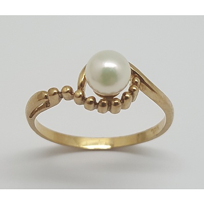 9ct Yellow Gold and Pearl Ring