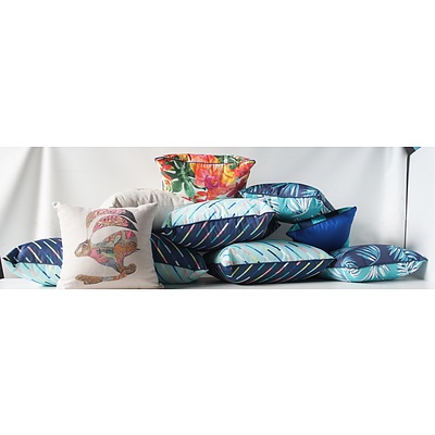 Lot of 18 Throw Pillows