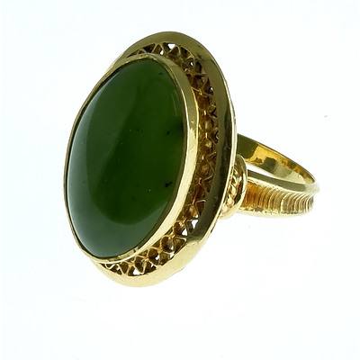 18ct Yellow Gold Ladies Ring With Oval Cabochon of Green Jade
