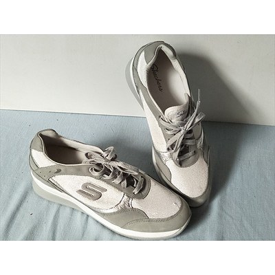 Sketchers Leather walking shoes size 8.5 US (Silver/Grey/White) - BRAND NEW