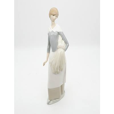 Lladro Nao Figurine Girl with Sheaf of Wheat