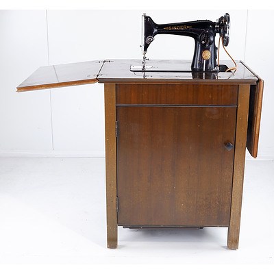 Vintage Sewing Table with Singer Sewing Machine ED732238
