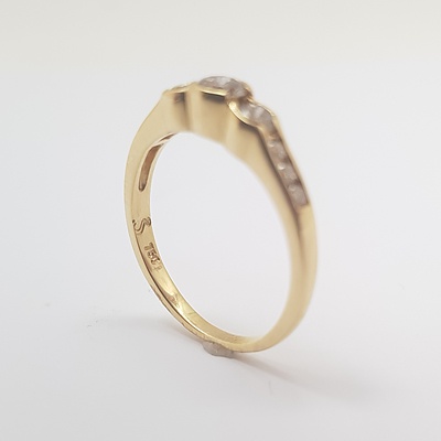 18ct Yellow Gold Diamond Ring with Flat Band Set with 3 Brilliant Cut Diamonds in Each Shoulder And 3 Brilliant Cut Diamonds Set in the Centre