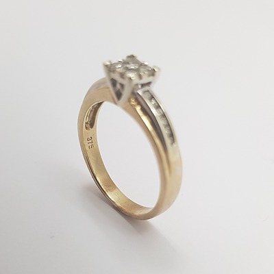 9ct Yellow Gold Diamond Ring with Flat Band and Graduated Shoulders.