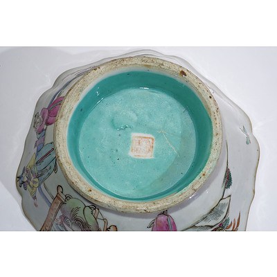 Chinese Famille Rose Lobed Bowl with Turquoise Interior, Tongzhi Seal Mark, Late 19th Century