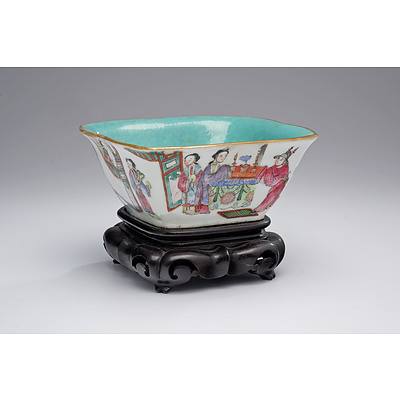 Chinese Famille Rose Lobed Bowl with Turquoise Interior, Tongzhi Seal Mark, Late 19th Century