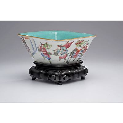 Chinese Famille Rose Lobed Bowl with Turquoise Interior, Tongzhi Seal Mark, Late 19th Century