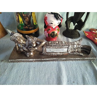 Assorted Oriental ornaments including wooden sculpture