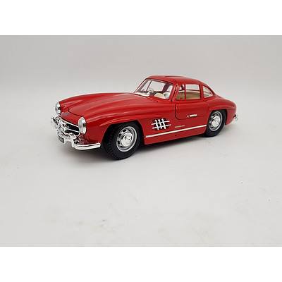 Bburago Mercedes-Benz 300 SEL 1:18 Scale Model Car