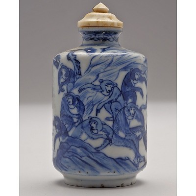 Chinese Blue and White Snuff Bottle Finely Decorated with Monkeys, Dragon Mark to Base, Late Qing