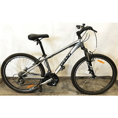 Giant Boulder 3 21 Speed Mountain Bike