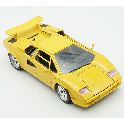 Burago 1/18 1988 Lamborghini Coutach Model