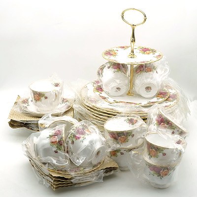 Extensive Ninety Eight Piece Royal Albert Old Country Roses Dinner Service, with Teapot, Serving Plates, Creamer Jug and More