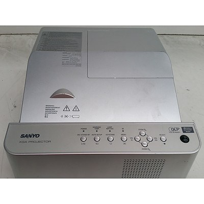 Sanyo (PDG-DXL2000) XGA DLP Projector