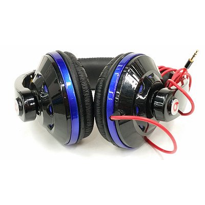 Toyota Landcruiser 200 Series Car Stereo and Set of Headphones