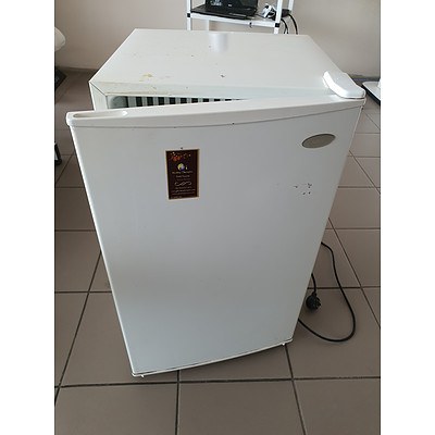 NEC FR-083 75L Bar Fridge