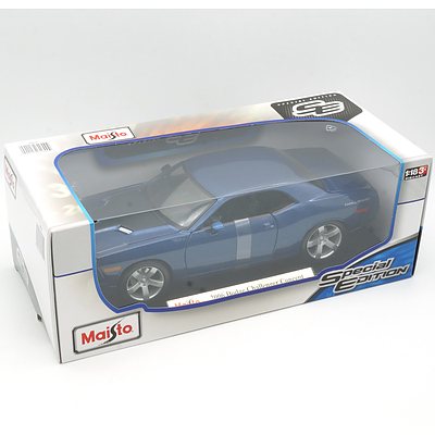 Brand New Maisto Special Edition 1:18 Diecast 2006 Dodge Challenger Concept