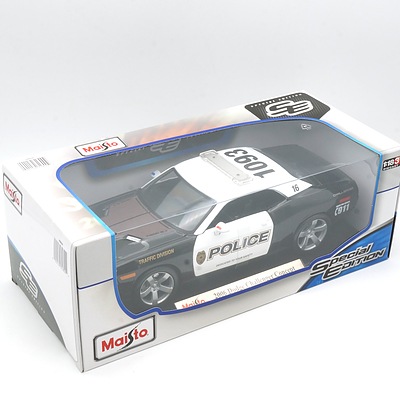 Brand New Maisto Special Edition 1:18 Diecast 2006 Dodge Challenger Police Concept