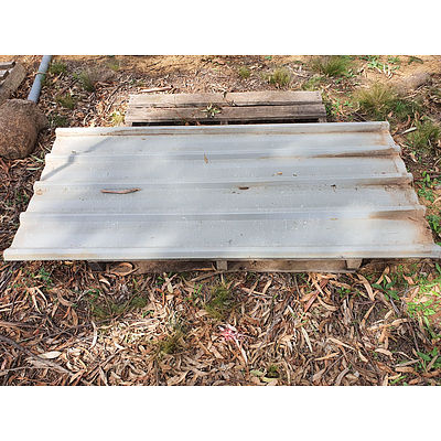 Lot 226 - Green Fence Panels - Lot of 12