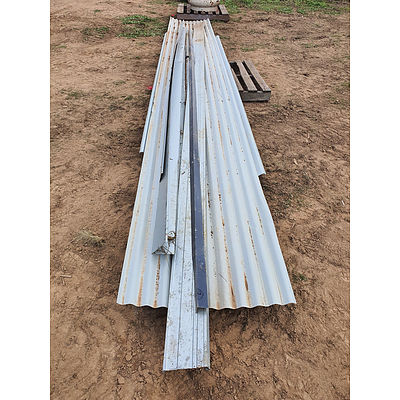 Lot 61 - Large Corrugated Sheets & Caps