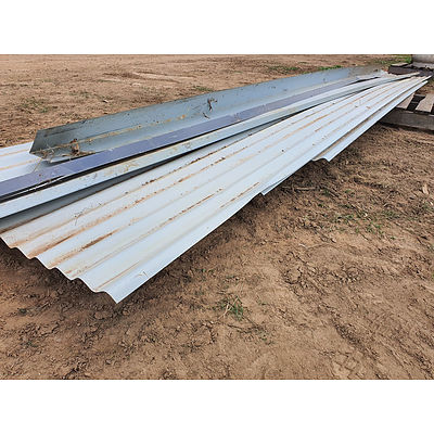 Lot 61 - Large Corrugated Sheets & Caps