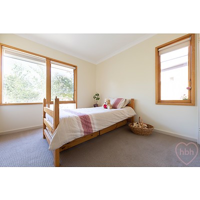 8 Calder Place, Holder ACT 2611