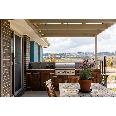 86 Edgeworth Parade, Coombs ACT 2611