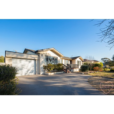 128 Dixon Drive, Holder ACT 2611