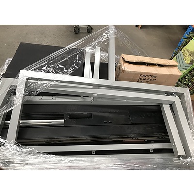 Four Space Pod Style Work Station