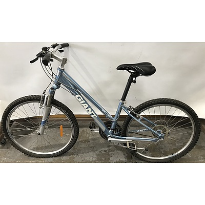 Giant Boulder 2 Mountain Bike