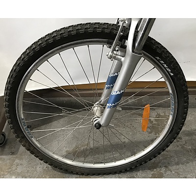 Giant Boulder 2 Mountain Bike