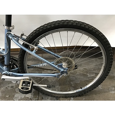 Giant Boulder 2 Mountain Bike