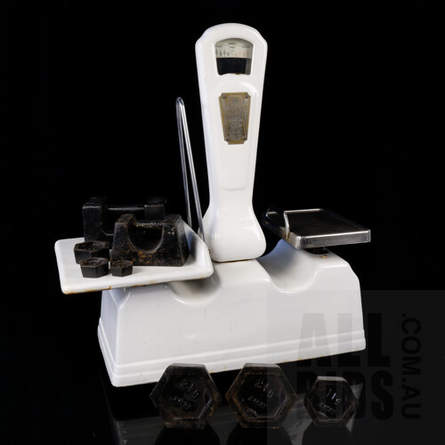 The Pioneer Art Deco Era Vitreous Enameled and Nickel Plated Cast Iron 20lb Shop Scales with Weights, Circa 1920s