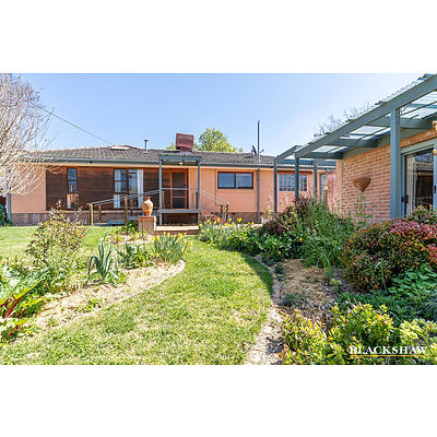 4 Farnell Place, Curtin ACT 2605