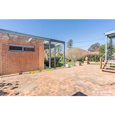 4 Farnell Place, Curtin ACT 2605