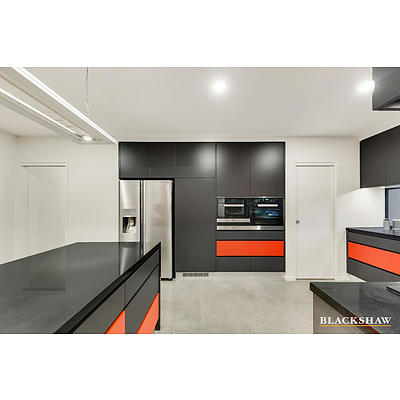 8 Taylor Place, Hackett ACT 2602