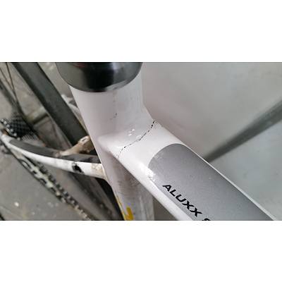 Gaint DEFY 16 Speed Road Bike