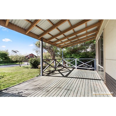 11 Tungun Street, Narrabundah ACT 2604