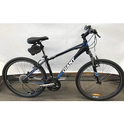 Giant Boulder 3 Mountain Bike