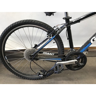 Giant Boulder 3 Mountain Bike