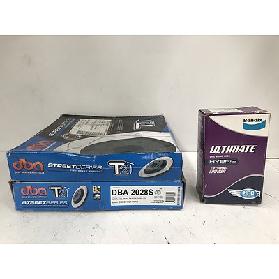 Pair Of New DBA T2 Slotted Front Rotors With Bendix Brake Pads