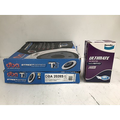 Pair Of New DBA T2 Slotted Front Rotors With Bendix Brake Pads