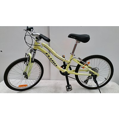 Fluid Misty 6 Speed Girls Bike And Two Skateboards