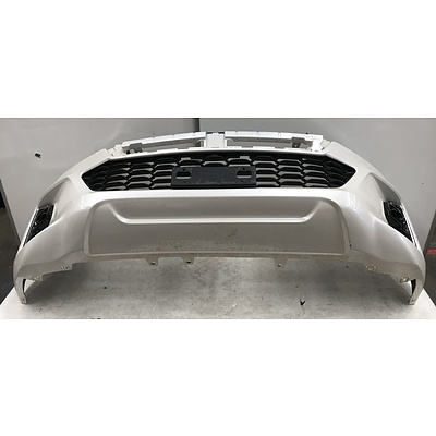 2018 Toyota Hilux White Front Bar