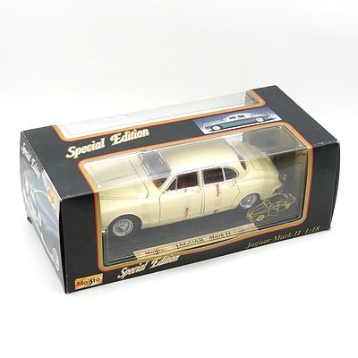 Boxed Maisto Special Edition 1:18 Jaguar Mark II 1959